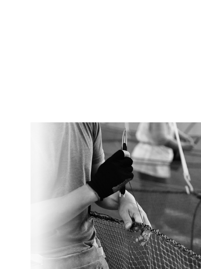 隣接する有限会社マルキョウネットでは、端のカットや繋ぎ等、編み上がったネットをすぐに使える形に整える「仕立て」の作業を行っています。